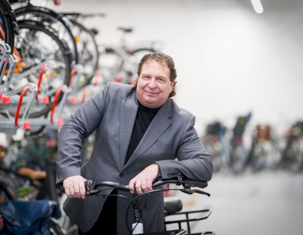 fietsambassadeur Herman de Graaff zorgt voor een goede fietsenstalling