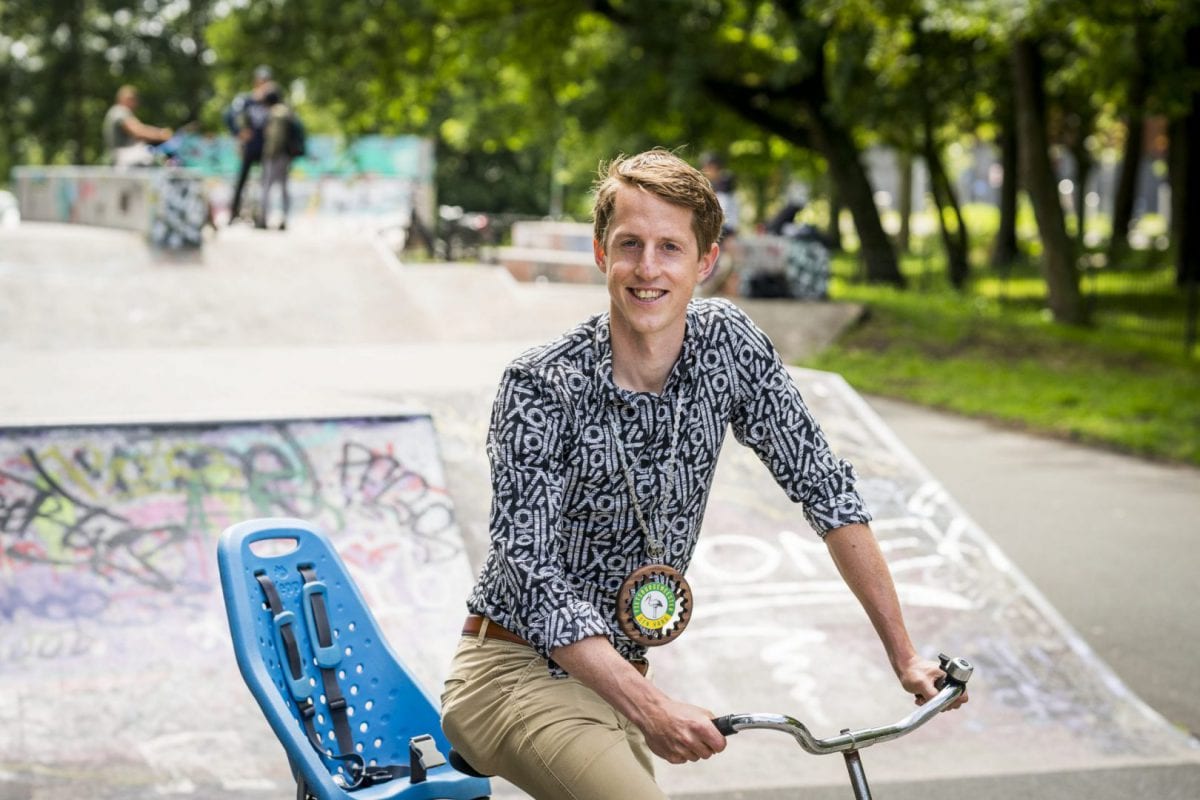 Marcel Kleizen met fiets in een Haags park